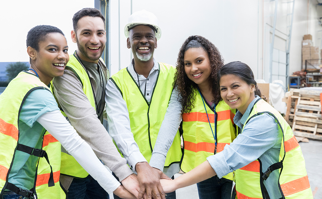 Salariés réunis Salariés mains dans la mains avec gilet jaune