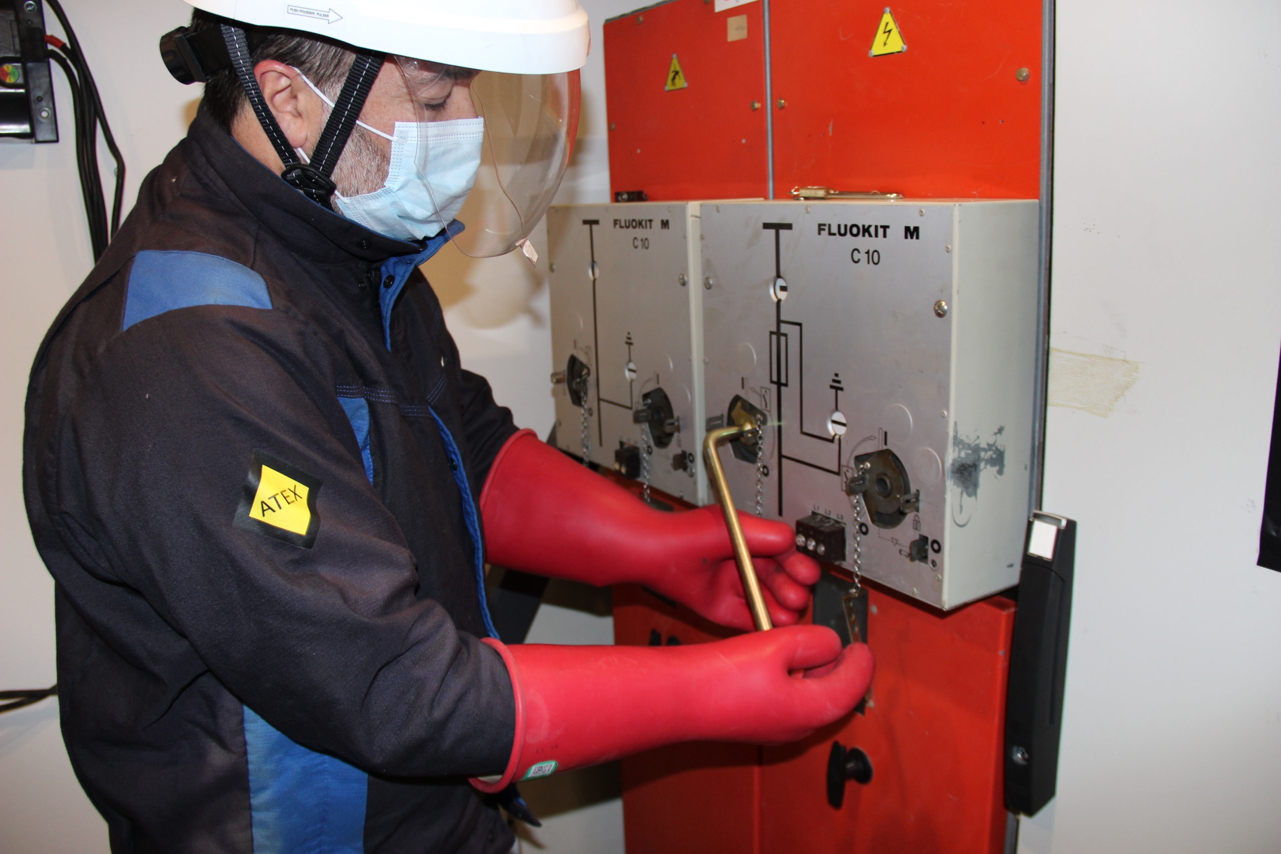 Formation habilitation électrique réseau : notre formateur en action Photo d\'un formateur en action lors de la formation habilitation électrique réseau